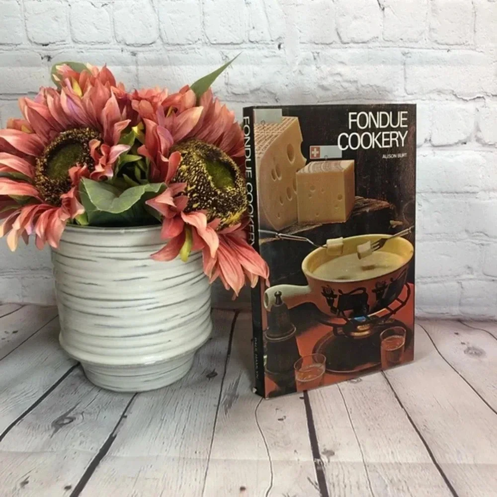 Vintage 1970 FONDUE COOKERY cookbook